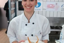 Une élève du lycée d’hôtellerie au Championnat de France du dessert