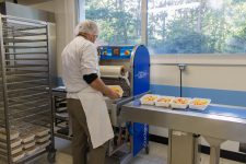 La cuisine centrale de Trappes alimente les écoles de Voisins-le-Bretonneux