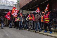 Des travailleurs sans papiers manifestent pour être régularisés