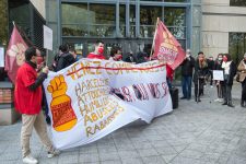 Des salariés manifestent contre le harcèlement devant le siège de McDonald’s