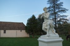La statue du Berger flûteur a retrouvé le parc du château