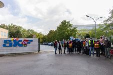 Les salariés de la finance de SKF manifestent contre la suppression de leurs postes