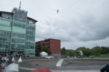 Une funambule au-delà des toits de SQY