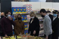 La ministre de la Transition écologique en visite dans des magasins vrac et anti-gaspillage
