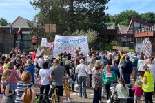 Les parents d’élèves manifestent contre la fermeture programmée du groupe scolaire du Bois-de-la-Garenne