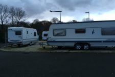 Jugement repoussé, les gens du voyage occupent toujours le Val Saint-Quentin