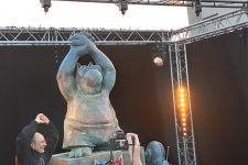 L’auteur de la BD Le Chat installe une de ses statues aux abords du Vélodrome
