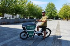 La livraison des repas à vélo cargo permet aussi de créer du lien social